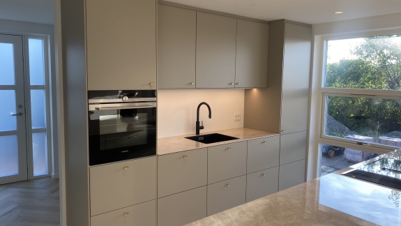 Køkken tømrer i Helsinge